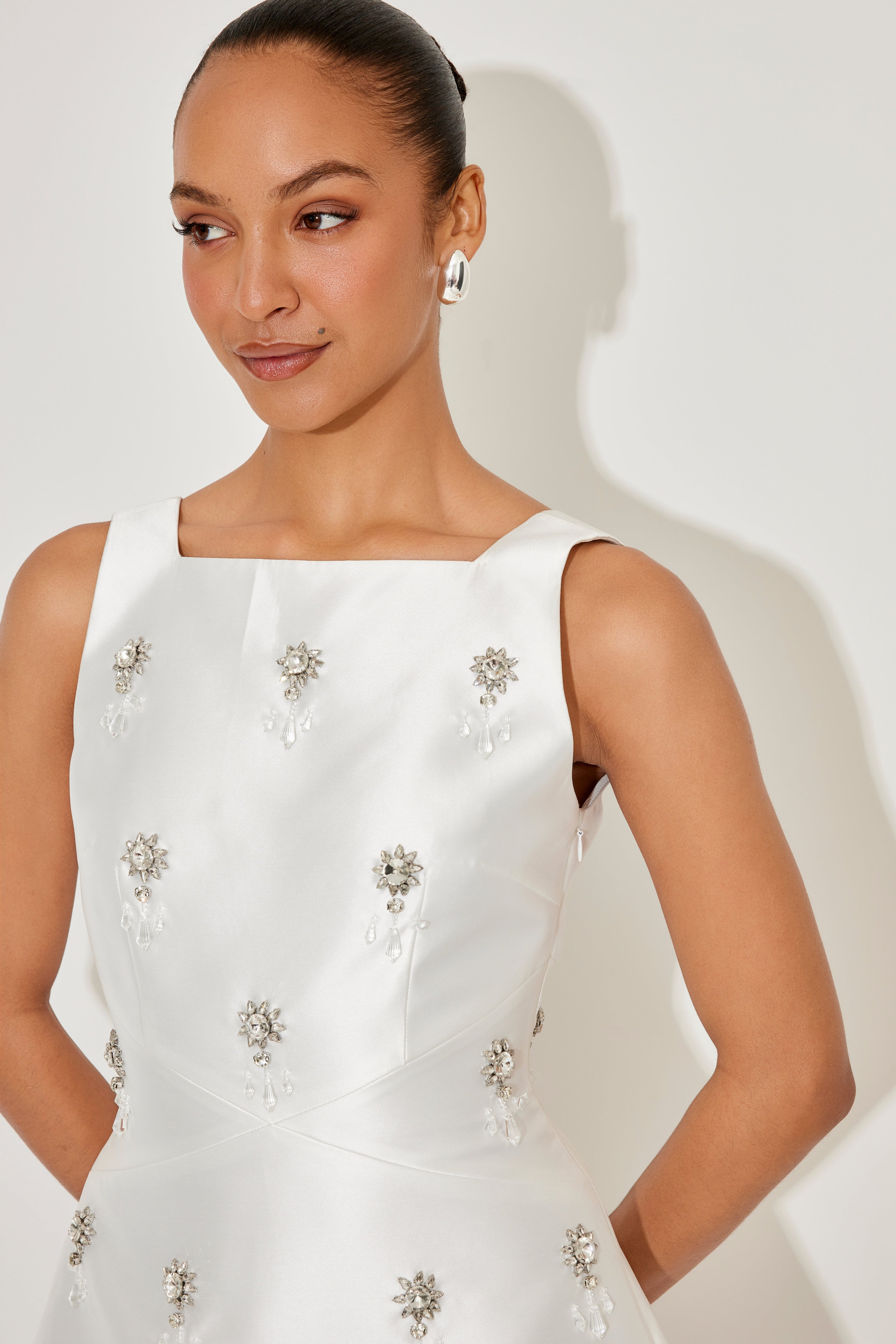 Minivestido de Satén y Cristales con Espalda en V